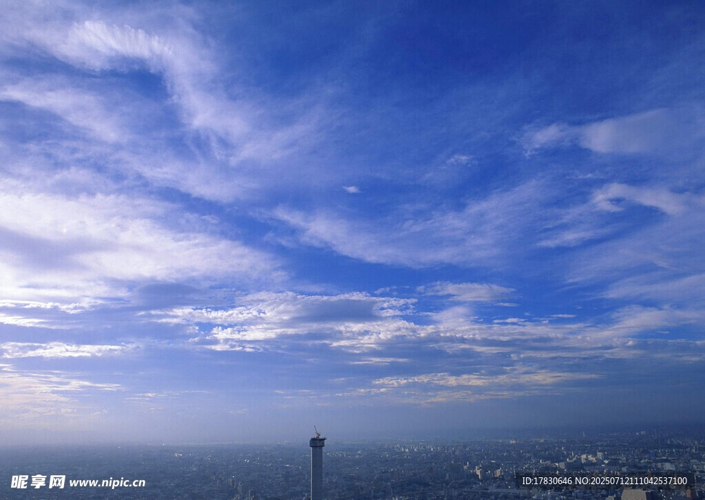 城市上空的蔚藍(lán)天空與云