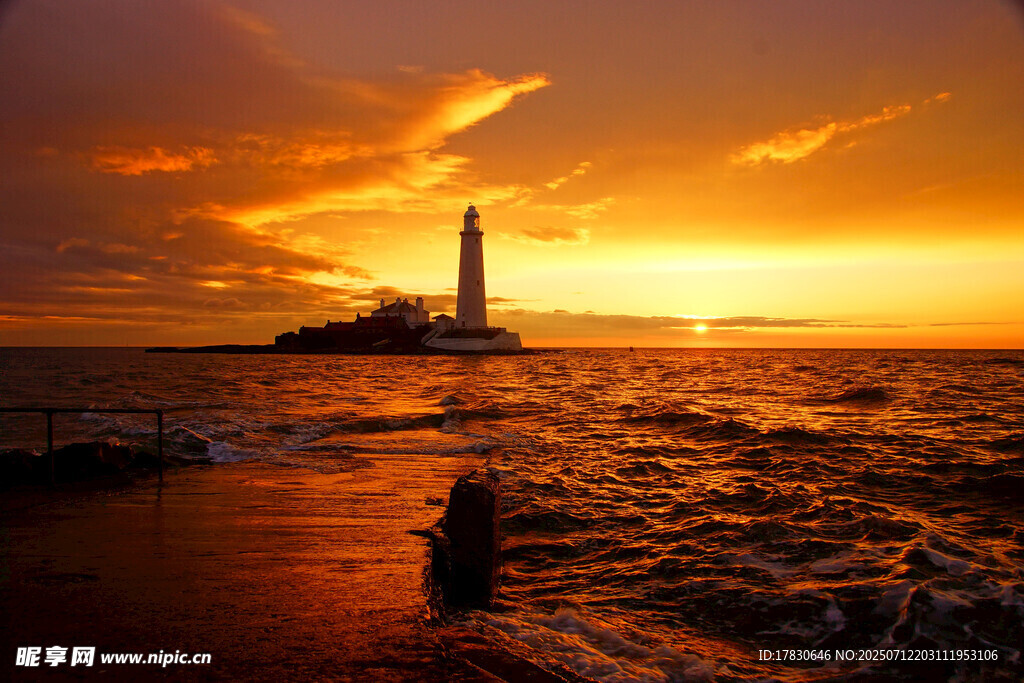 夕陽下的燈塔與海面