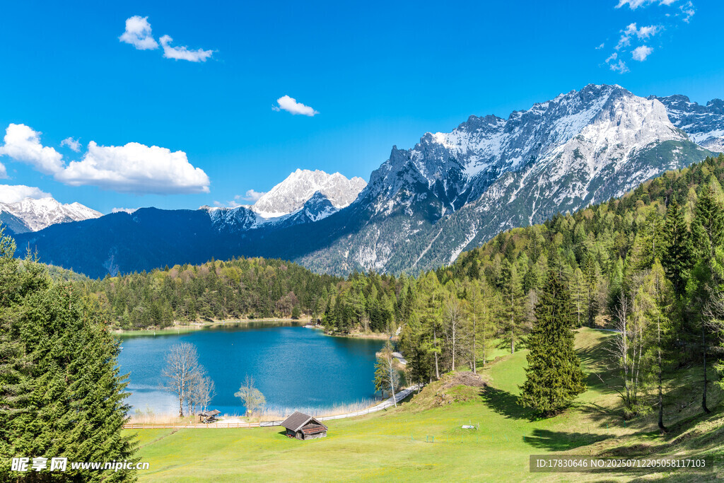高山湖畔美景