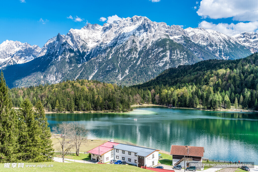 阿爾卑斯山畔的湖畔美景