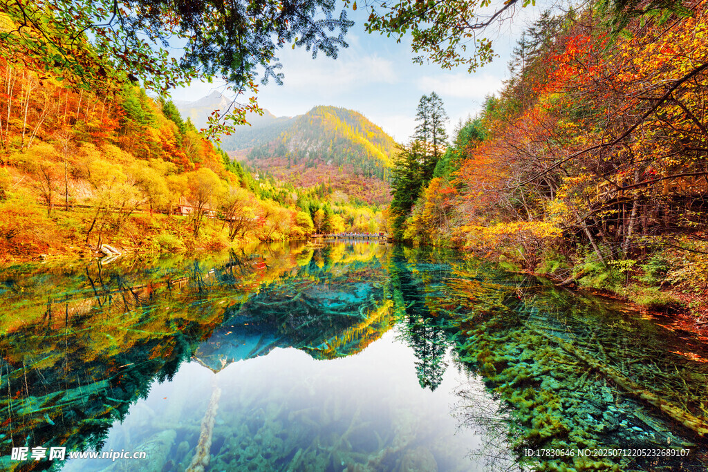 秋日山水美景倒影如畫(huà)