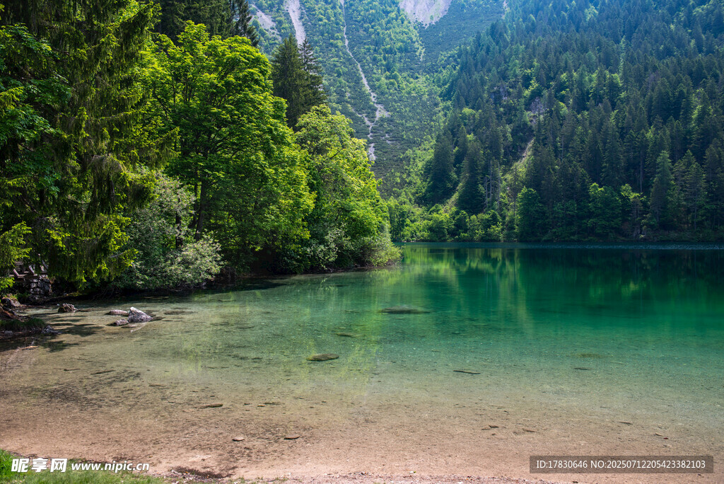 山間碧湖美景