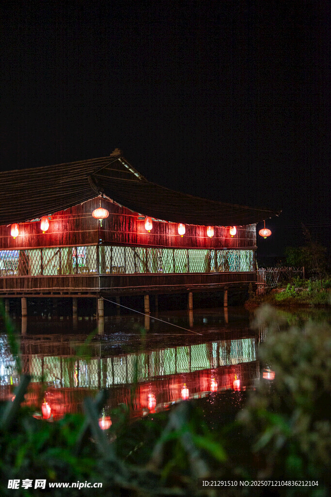 湖畔古建夜景 燈火璀璨