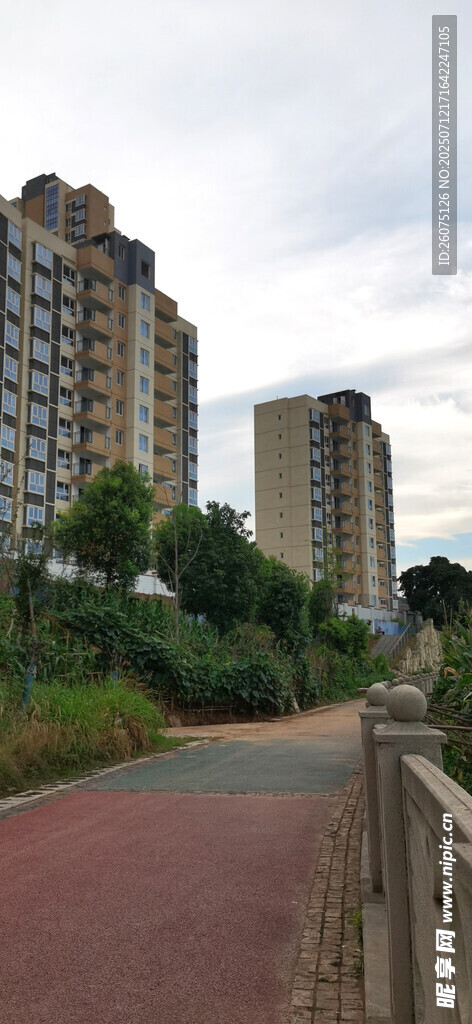 城市中健康步道與路旁的高層住宅
