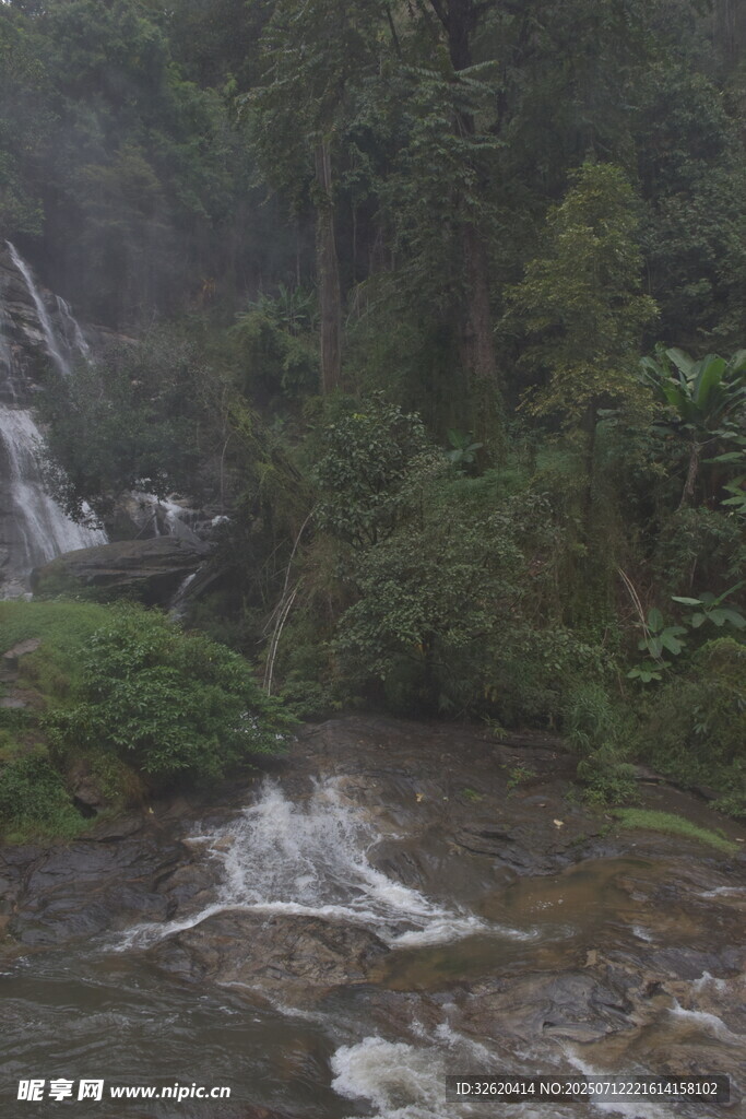 山間瀑布溪流自然美景
