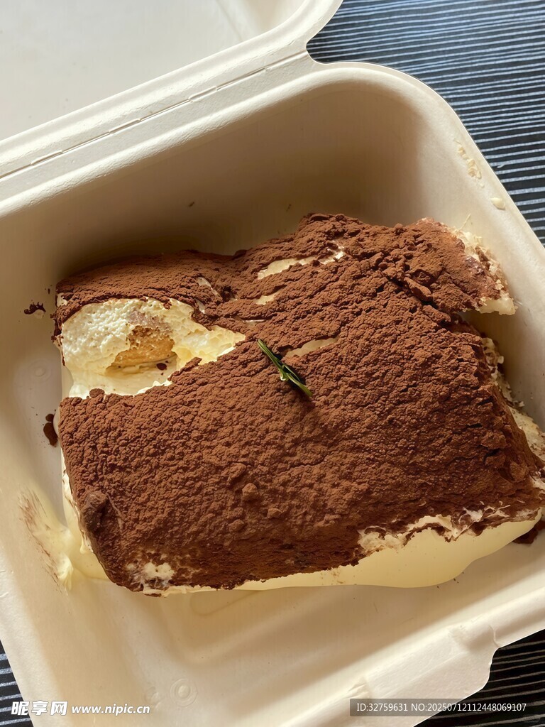盒裝美味提拉米蘇甜點(diǎn)