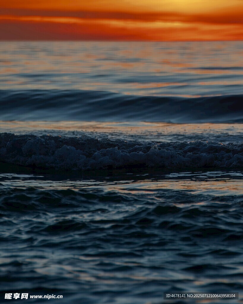 海上日落波光粼粼的美景