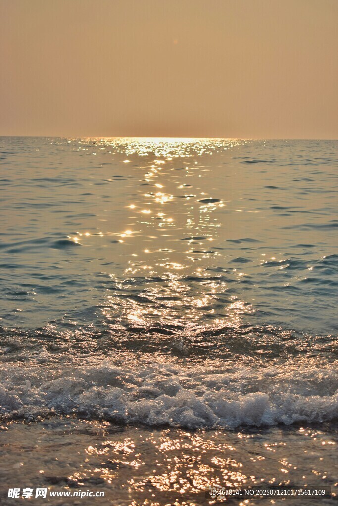 夕陽下波光粼粼的海邊