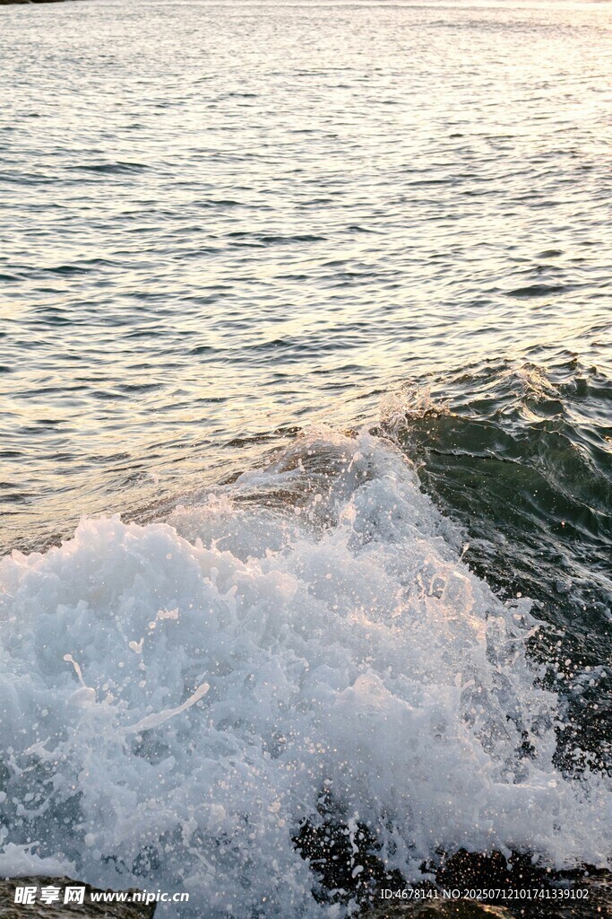 海浪拍打岸邊的瞬間