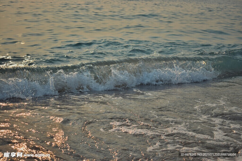 海邊浪花輕拍沙灘