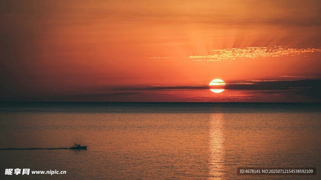 夕陽下的寧靜湖面