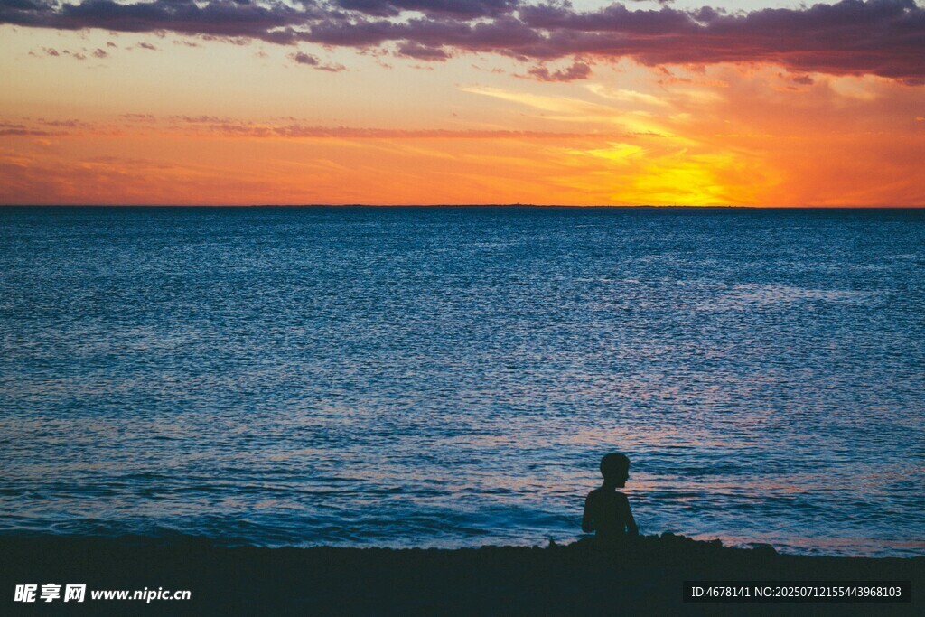 海邊夕陽下的垂釣者
