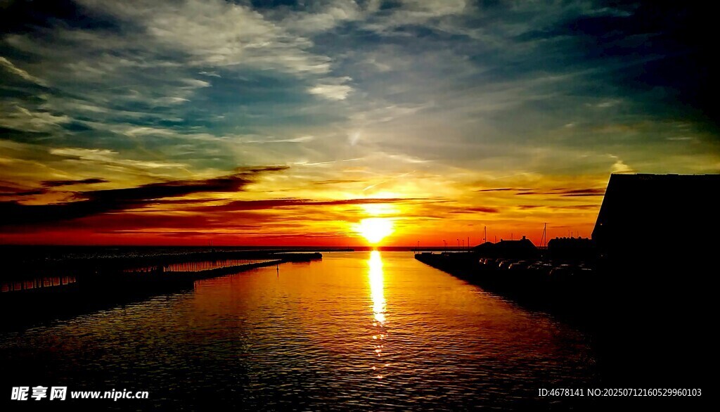 夕陽下的水面美景