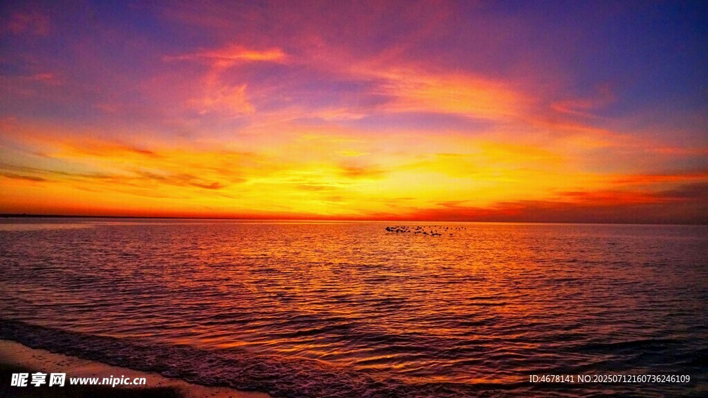 海邊絢麗日落美景