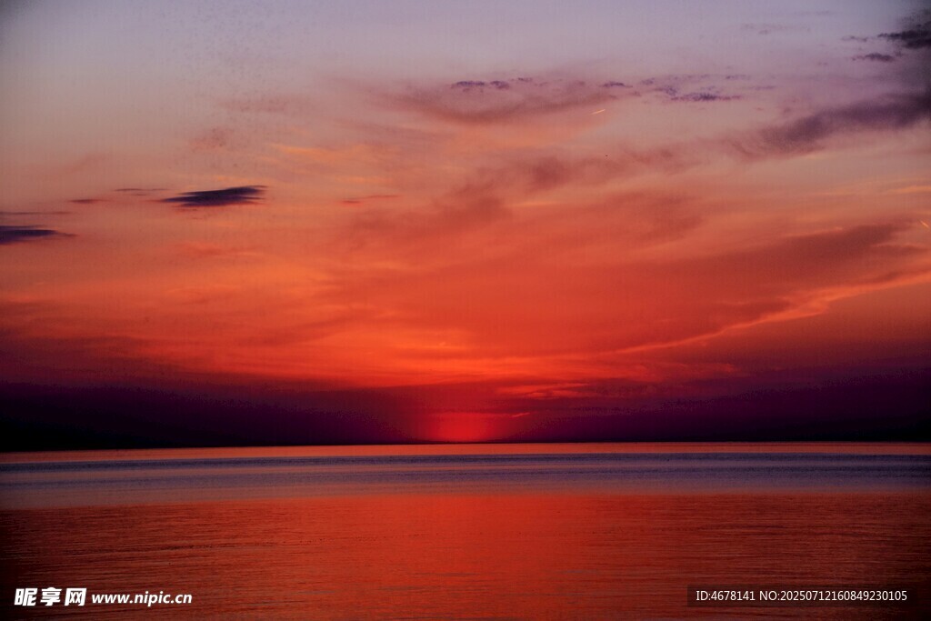 夕陽下的絢爛湖面美景