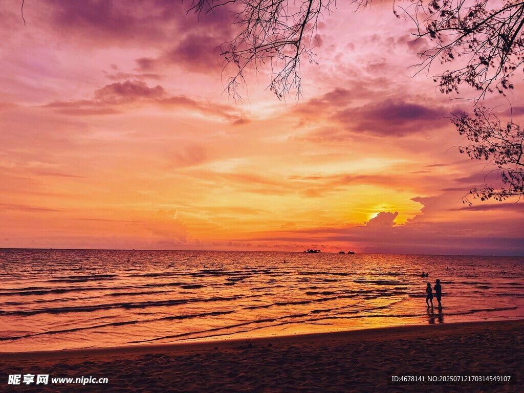 海邊浪漫日落雙人剪影