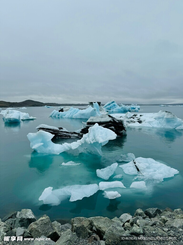 冰川漂浮于寧靜水域