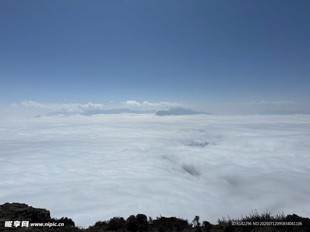 云海之上的壯闊藍(lán)天