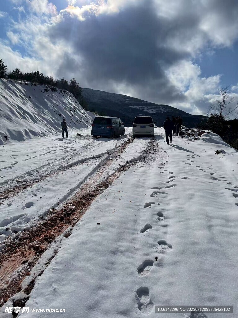 雪地中的施工場景