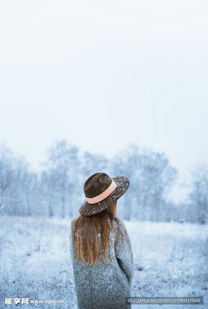 戴帽女子于雪地中背影