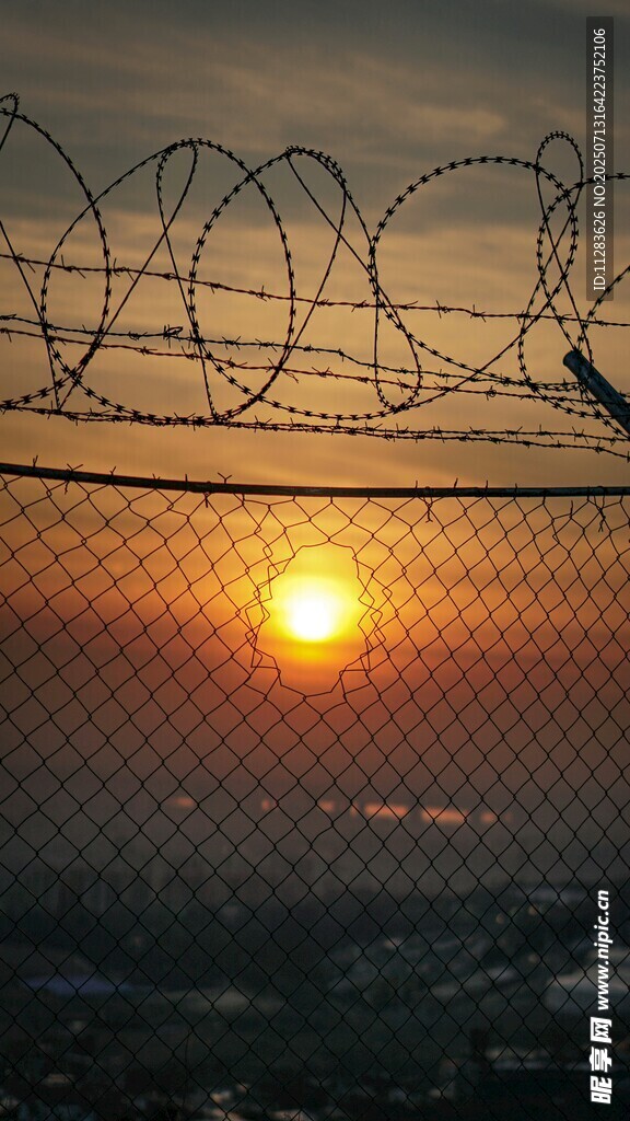 夕陽下帶刺鐵絲網(wǎng)景觀