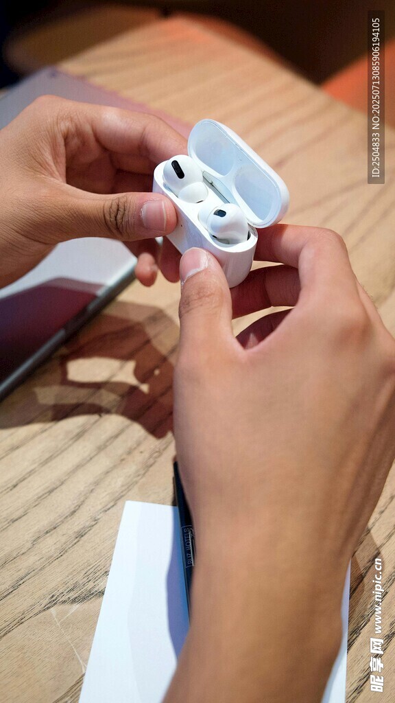 雙手組裝白色小物件
