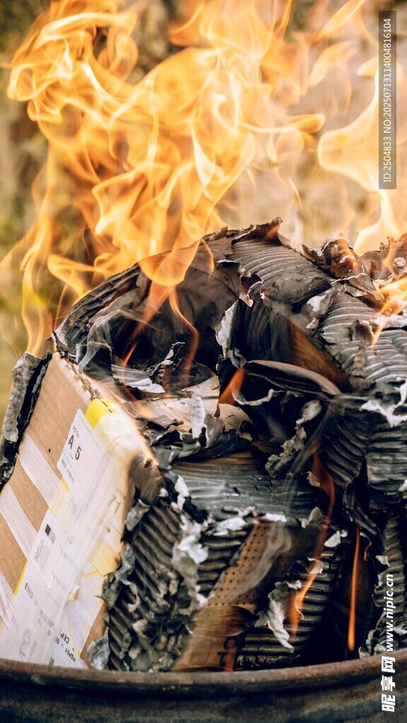 火焰中的廢舊物品焚燒