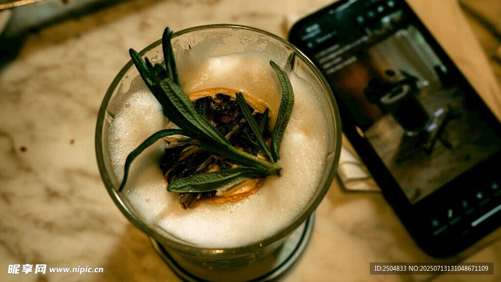 迷迭香雞尾酒與手機(jī)特寫