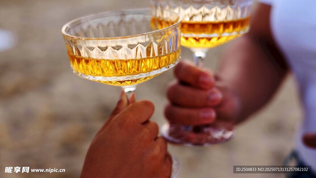 海邊舉杯共飲的金色美酒