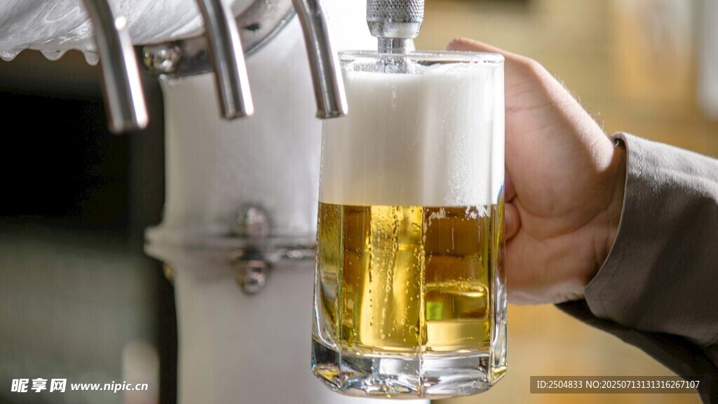 手接新鮮泡沫啤酒