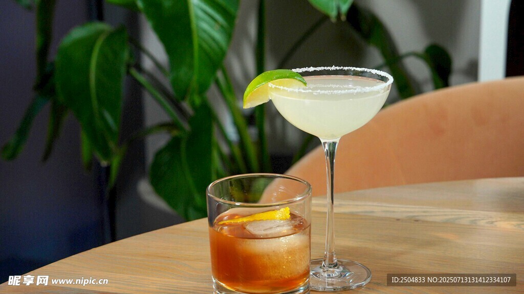 兩杯特色雞尾酒擺于桌前
