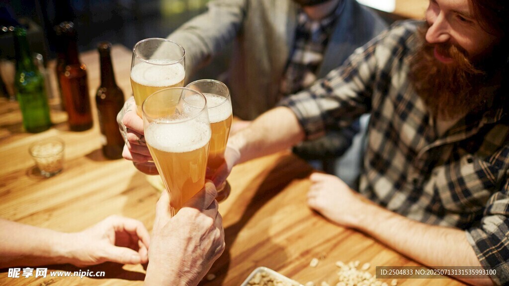 朋友相聚舉杯暢飲啤酒