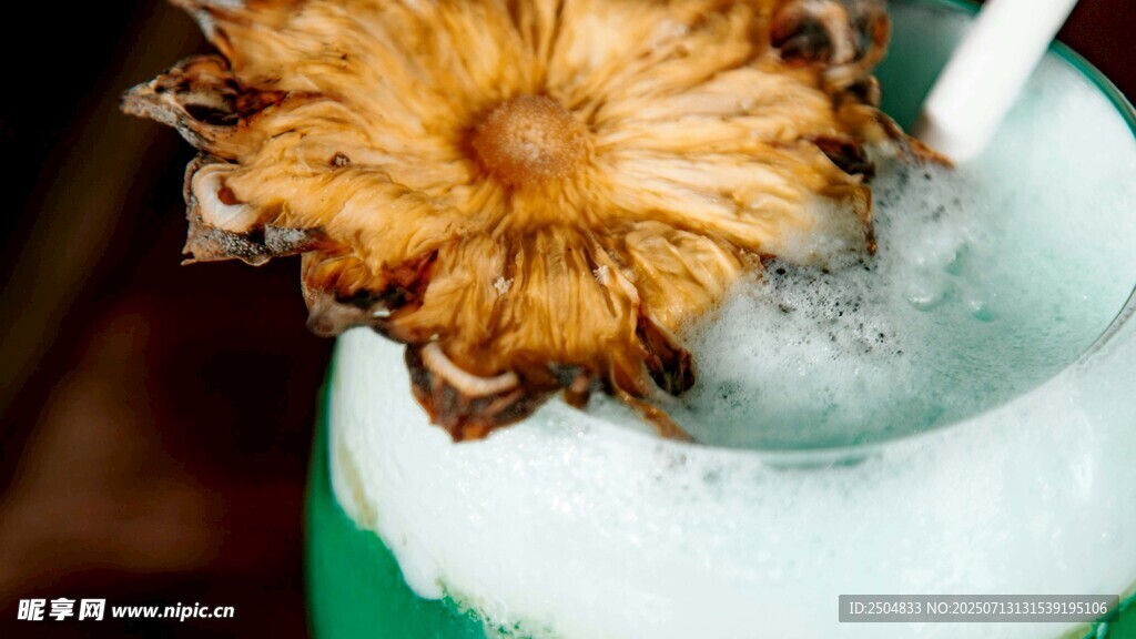 干花點(diǎn)綴的清涼飲品