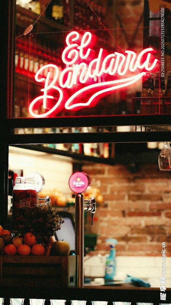 霓虹閃爍的Bardotac店鋪