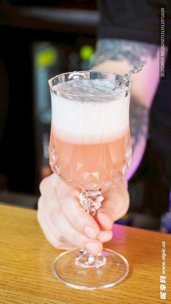 手持粉色泡沫飲品特寫