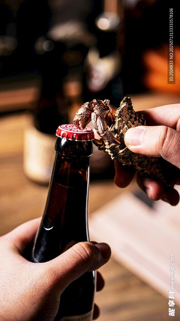 手用戒指開啤酒瓶瞬間