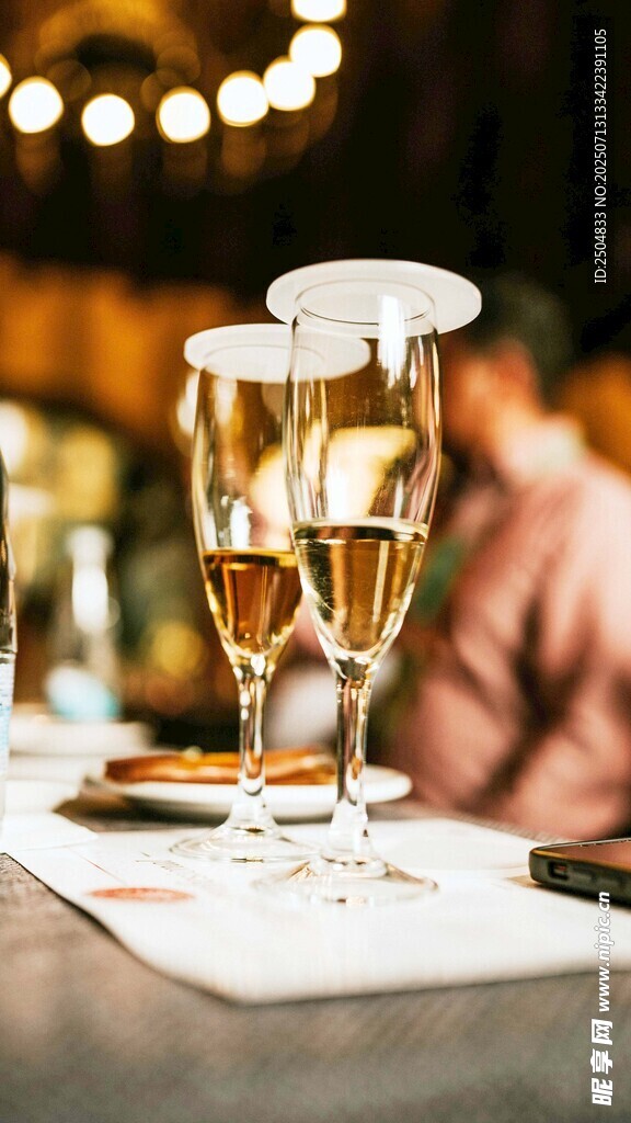 精致酒杯中的金色飲品