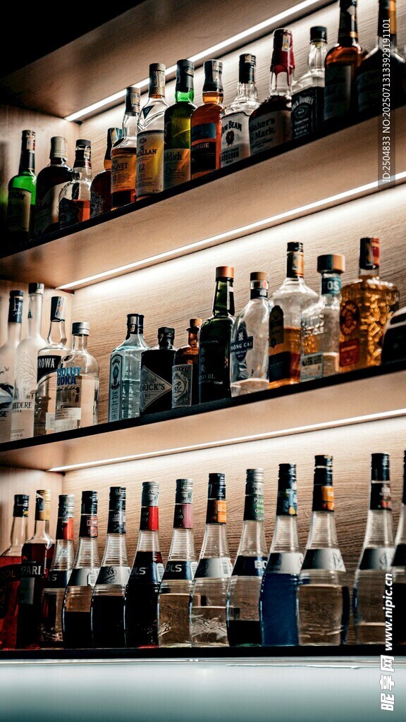 酒吧貨架上琳瑯滿目的酒品