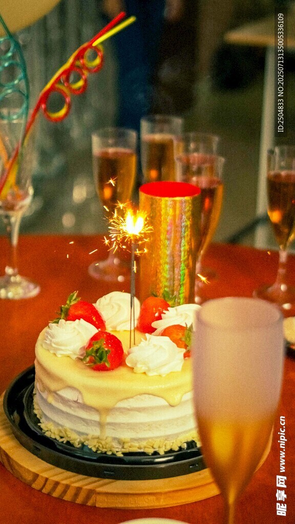精致生日蛋糕與香檳慶祝