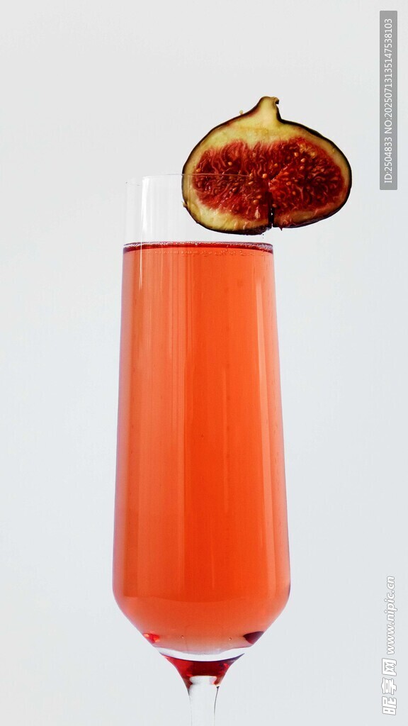 高腳杯中的橙色無(wú)花果飲品