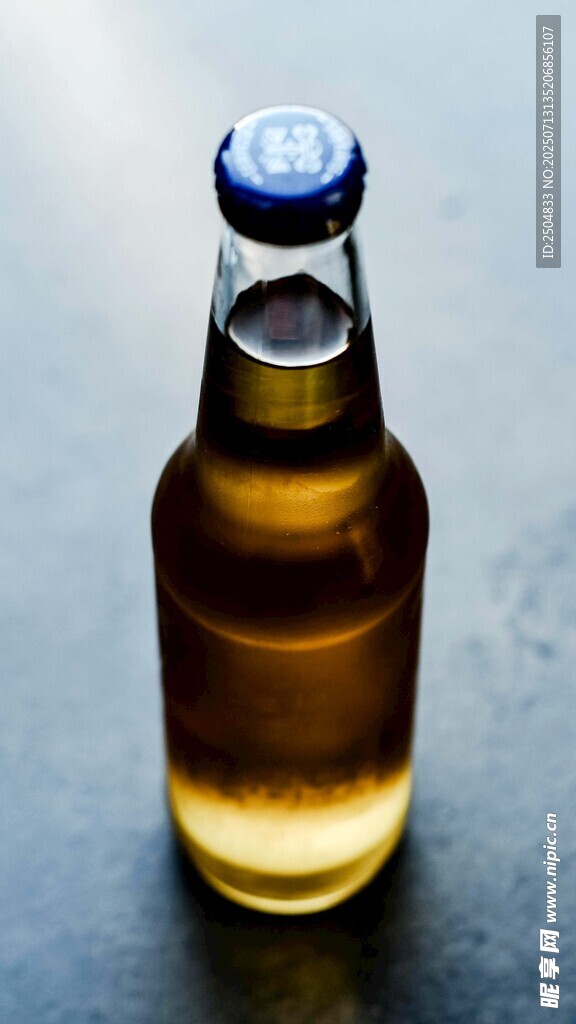 棕色玻璃瓶中的清涼啤酒