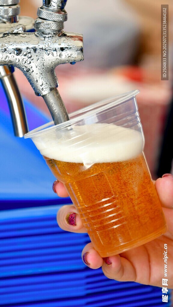 手持杯接新鮮啤酒
