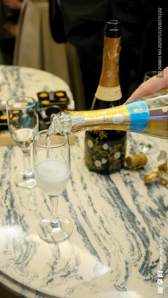 奢華大理石桌面與裝飾擺件