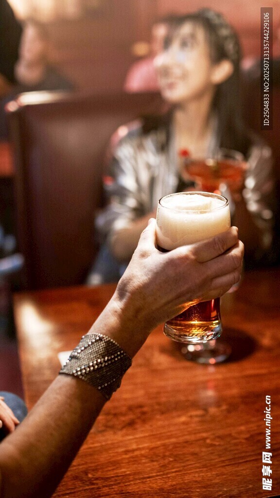 酒吧中手持飲品的愜意瞬間