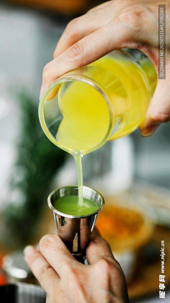 手作鮮榨果汁倒入杯中