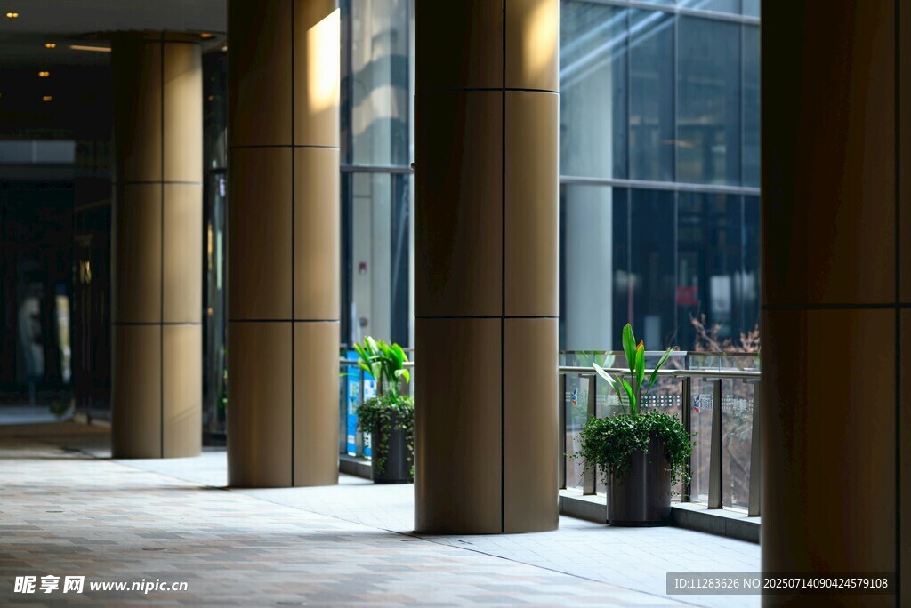 現(xiàn)代建筑大廳內(nèi)景