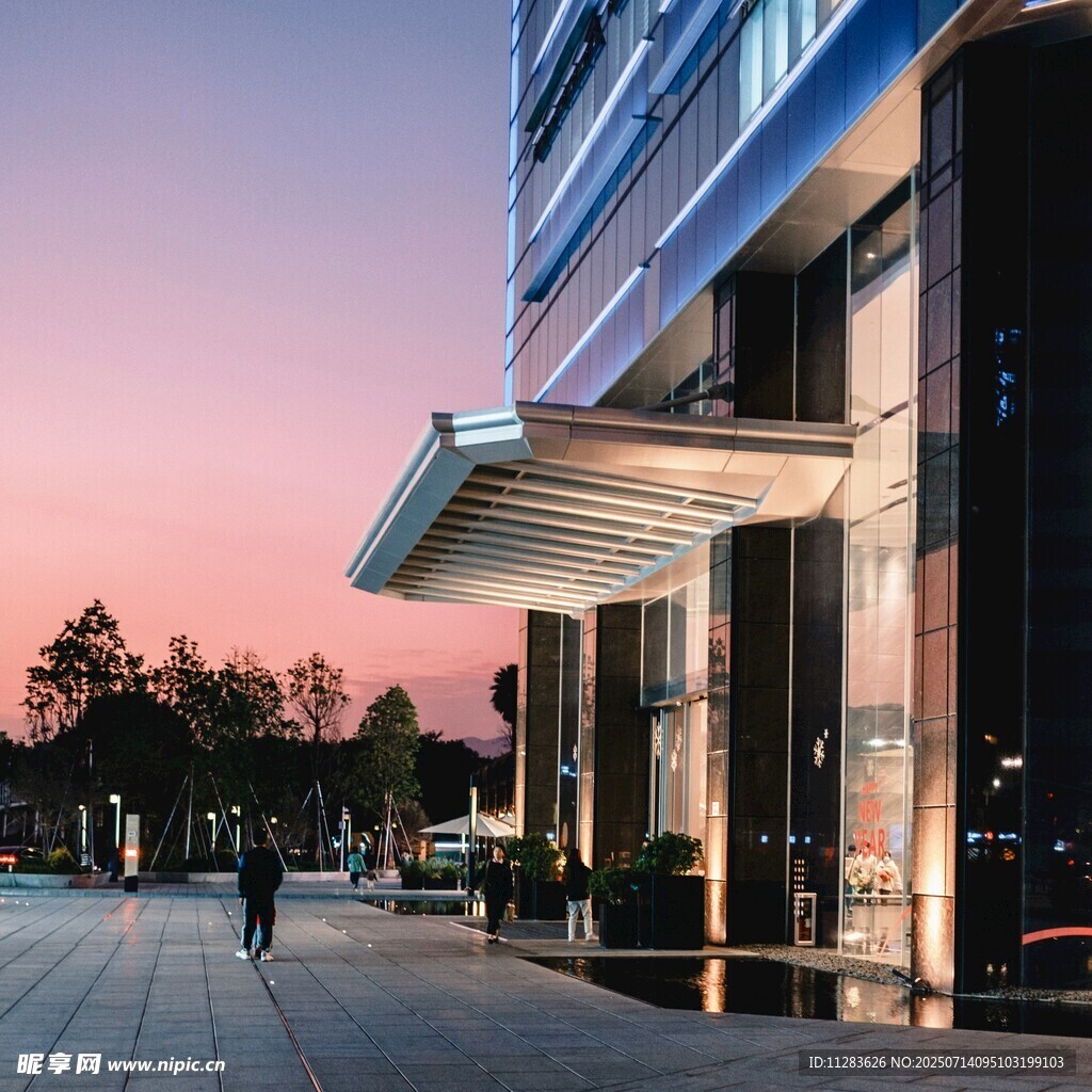 黃昏下的現(xiàn)代酒店外觀