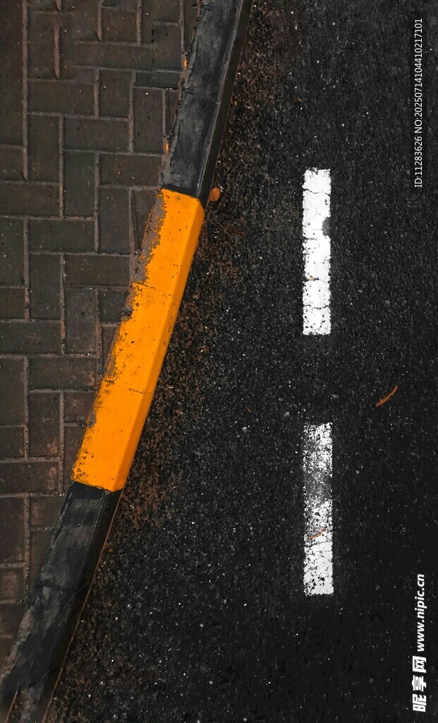 橙色工具置于道路標線旁