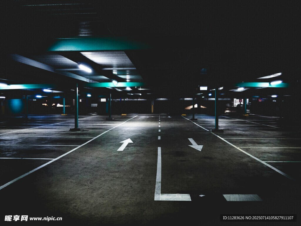 夜晚空曠的地下停車場(chǎng)