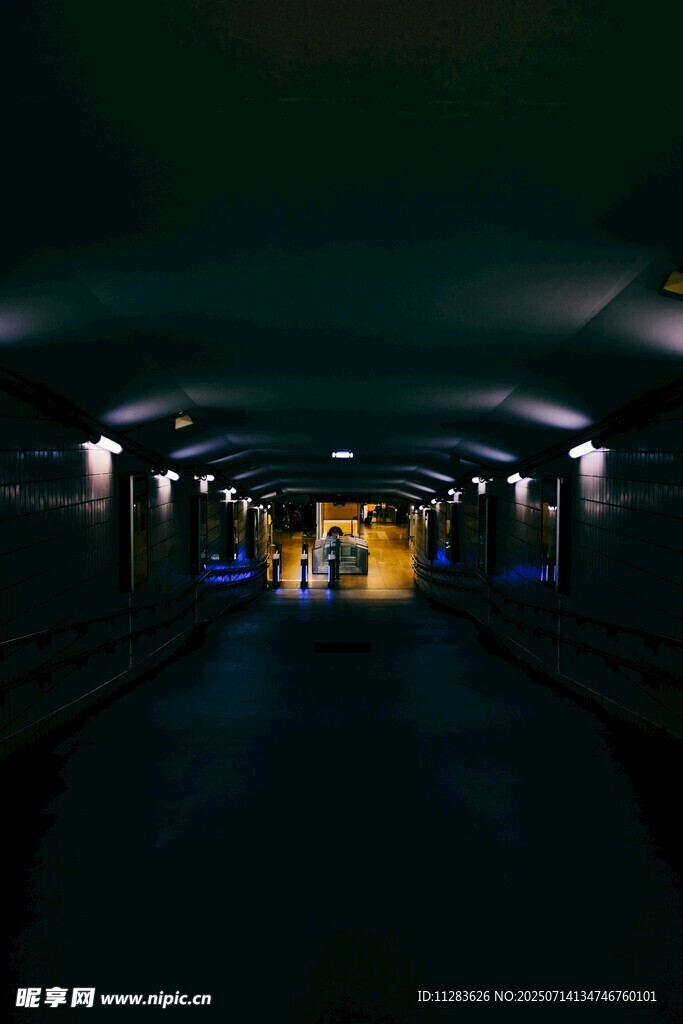 地下通道的燈光夜景